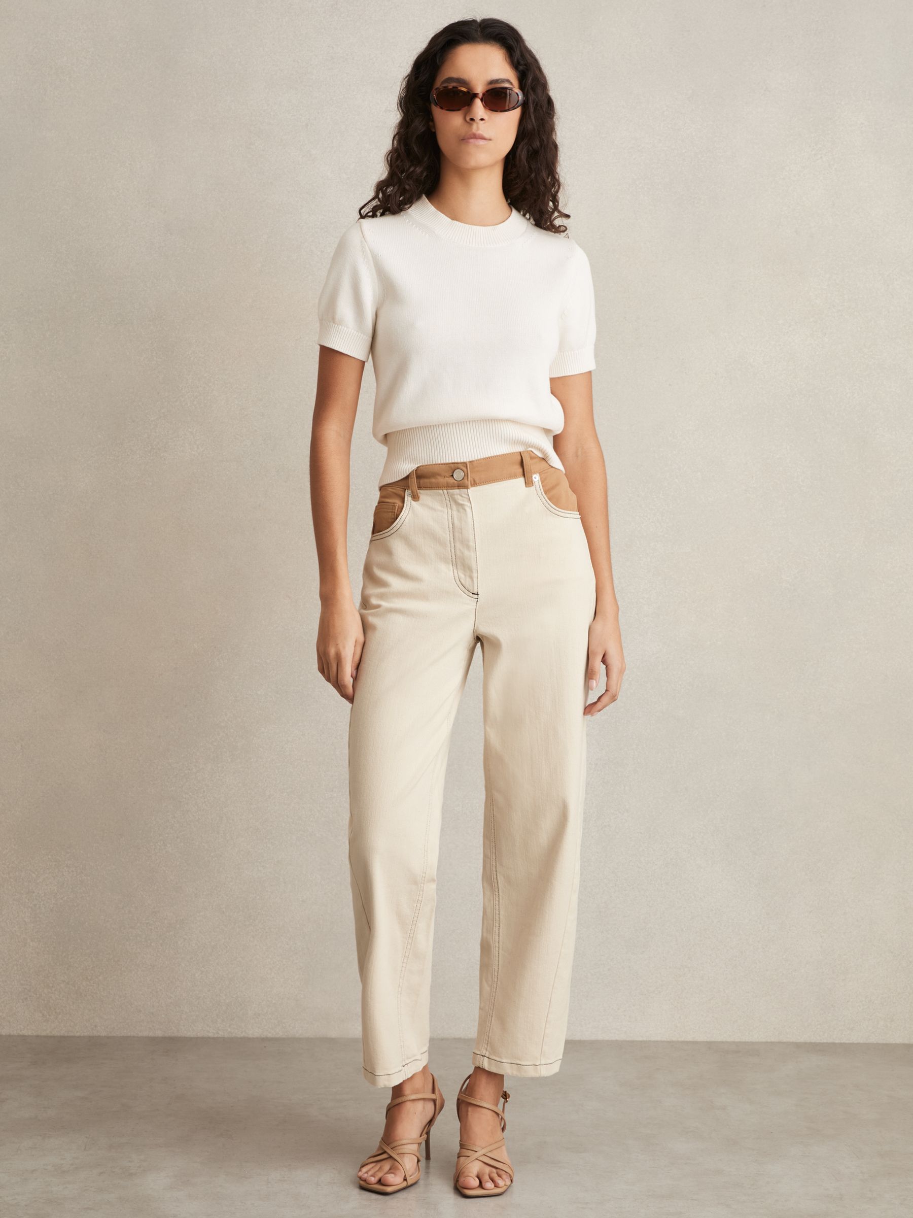 A pair of petite colour-block straight-leg jeans in ecru with contrasting waistband and front pocket openings, twisted side seam, five pockets, cropped length, made from stretch cotton-denim.